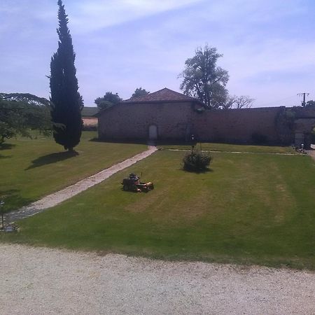Pierre Deluen Domaine De La Grange De Quaire Bed & Breakfast Chassenon Exterior photo