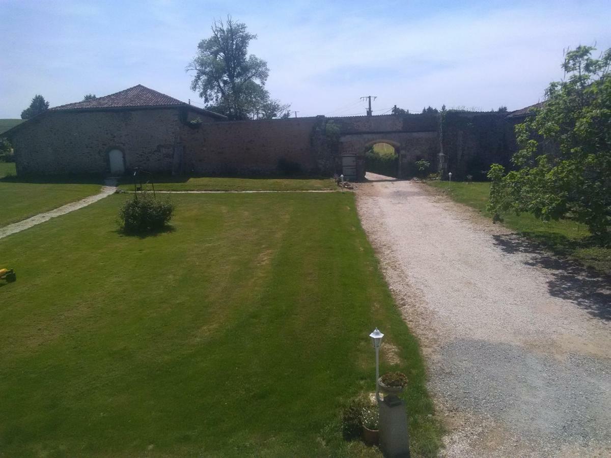 Pierre Deluen Domaine De La Grange De Quaire Bed & Breakfast Chassenon Exterior photo