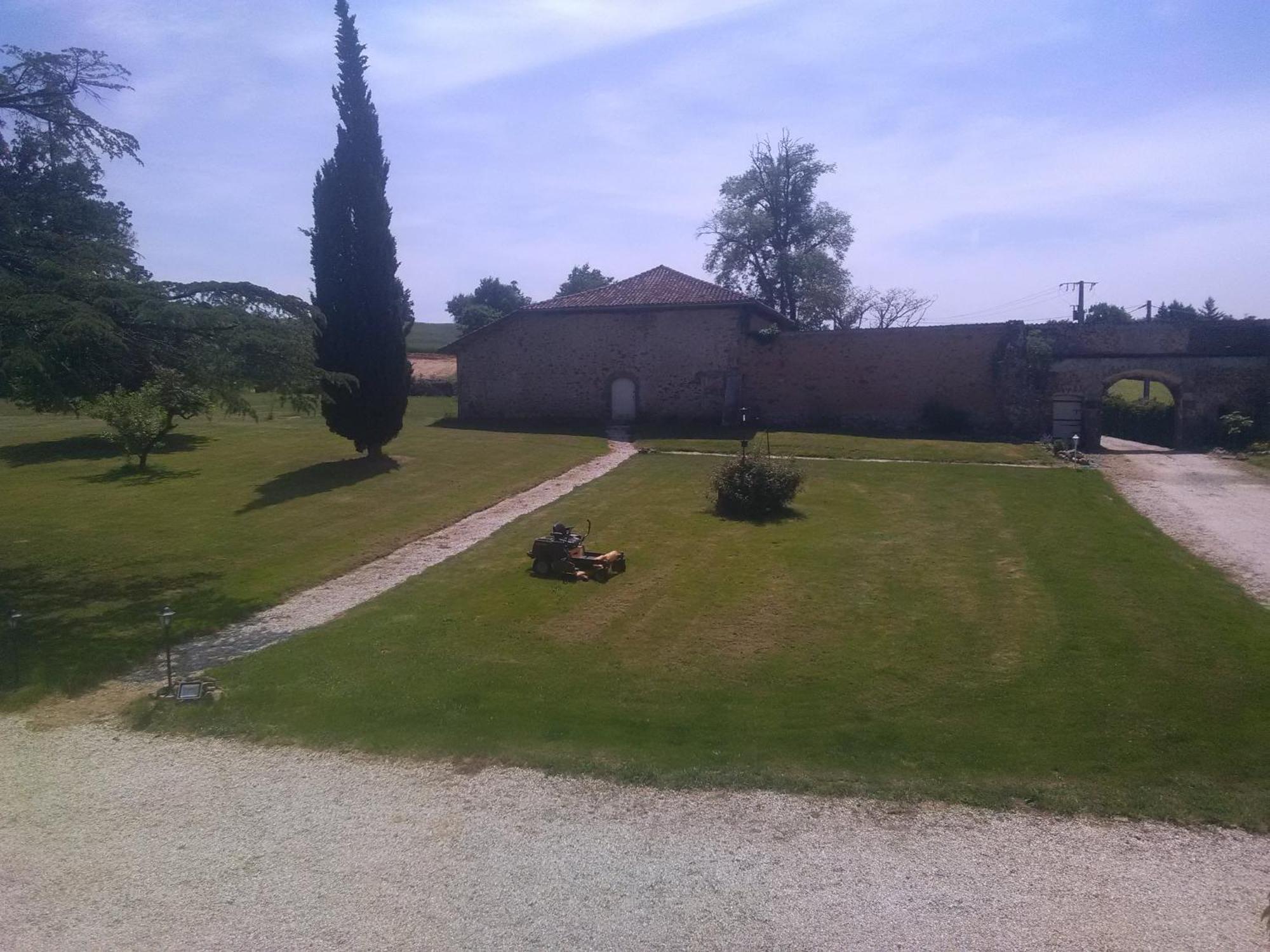 Pierre Deluen Domaine De La Grange De Quaire Bed & Breakfast Chassenon Exterior photo