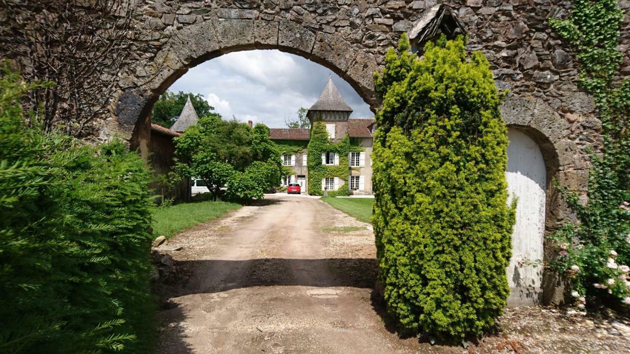 Pierre Deluen Domaine De La Grange De Quaire Bed & Breakfast Chassenon Exterior photo