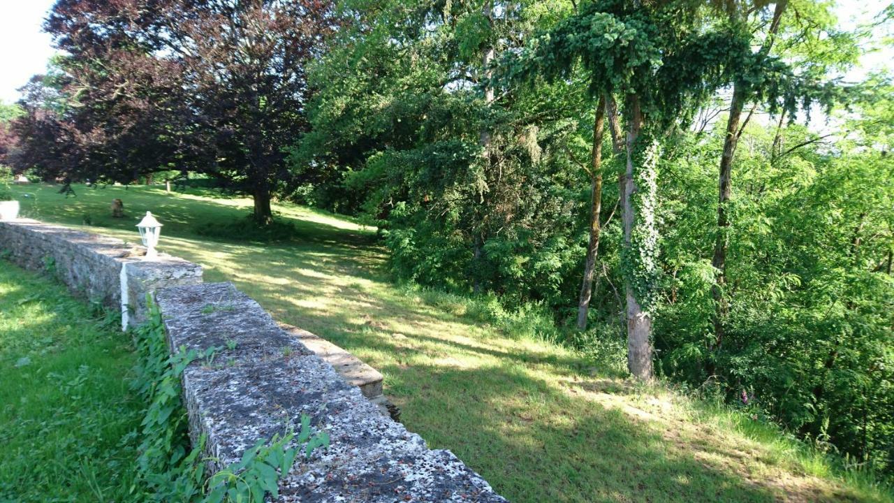 Pierre Deluen Domaine De La Grange De Quaire Bed & Breakfast Chassenon Exterior photo